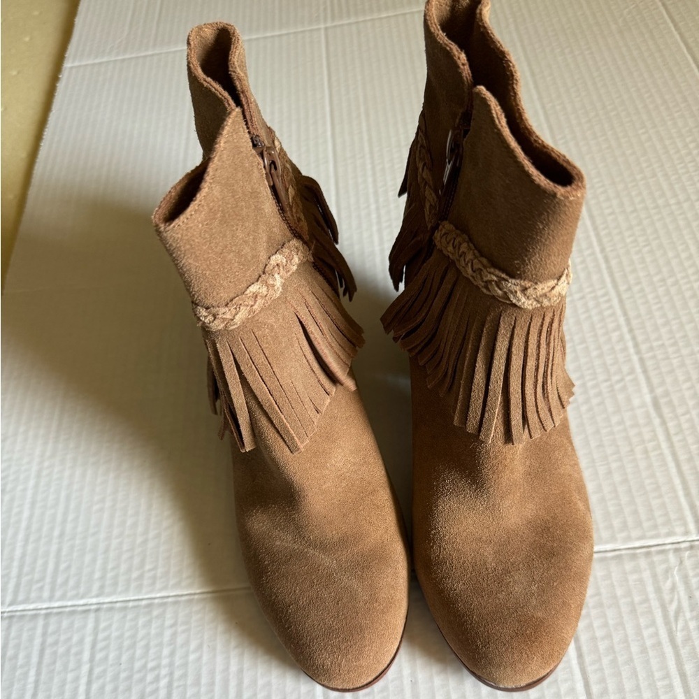 Gianni Bini fringe tan boots size 5.5